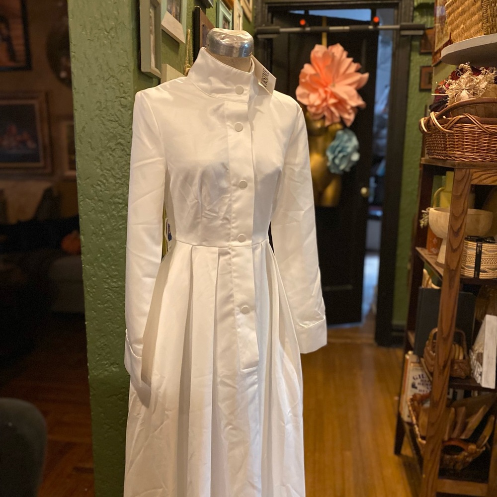 Elegant White Button-Up Dress - Picture 3 of 4
